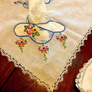 Vintage Luncheon Linen Tablecloth with 4 matching napkins.